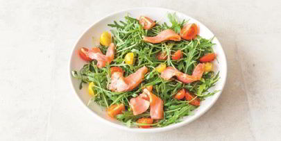 копченый лосось и яйца-пашот с голландским соусом