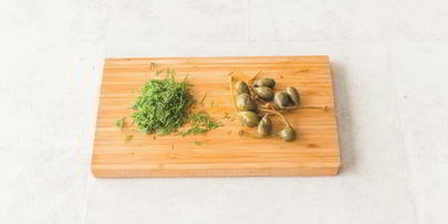 копченый лосось и яйца-пашот с голландским соусом