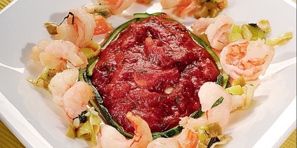 Рецепт креветки, тушенные с томатом и пореем