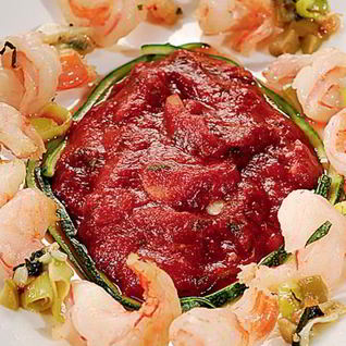 Креветки, тушенные с томатом и пореем