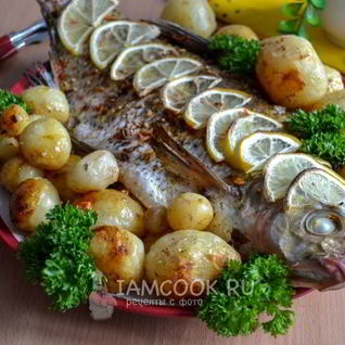 Лещ с картошкой в духовке