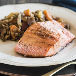 Лосось с чечевицей