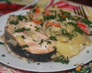 Лосось с овощами в горшочке