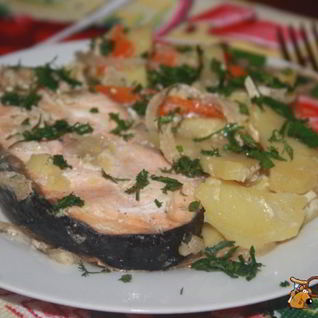 Лосось с овощами в горшочке