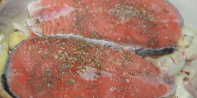 лосось с овощами в горшочке