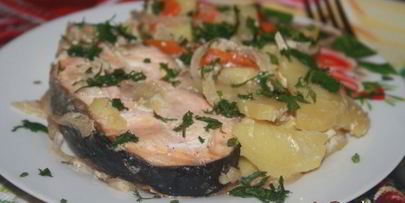 лосось с овощами в горшочке