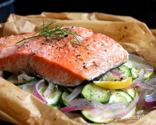 Лосось в духовке на овощной подушке