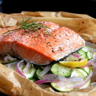 Лосось в духовке на овощной подушке