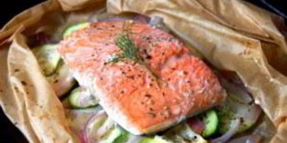 лосось в духовке на овощной подушке