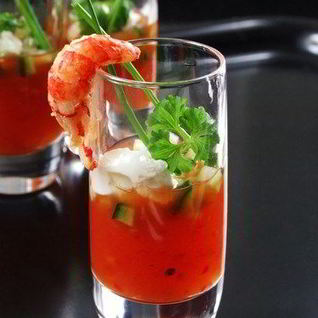 Маринованные креветки на гриле с сангритой и авокадо