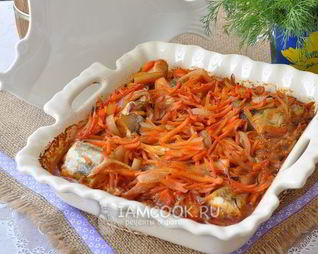 Минтай в духовке с морковью и луком