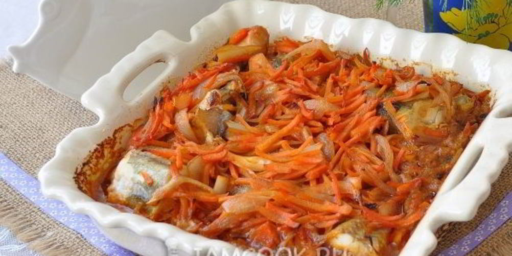 Рецепт минтай в духовке с морковью и луком
