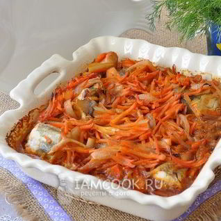 Минтай в духовке с морковью и луком