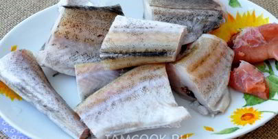 минтай в духовке с морковью и луком