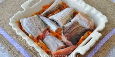 минтай в духовке с морковью и луком