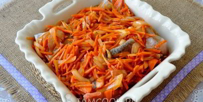 минтай в духовке с морковью и луком