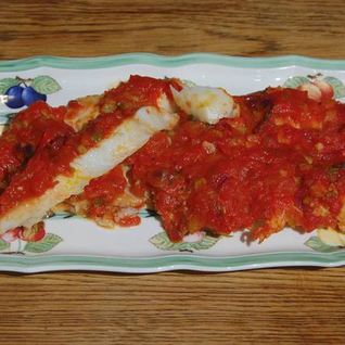 Палтус, запеченный с помидорами и сельдереем