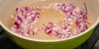 палтус, запеченный с помидорами и сельдереем