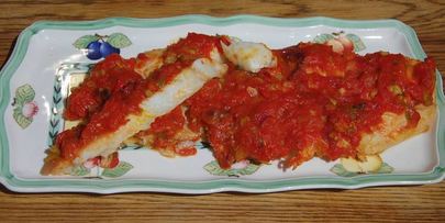 палтус, запеченный с помидорами и сельдереем