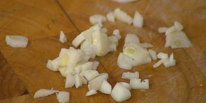 палтус, запеченный с помидорами и сельдереем