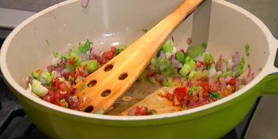 палтус, запеченный с помидорами и сельдереем