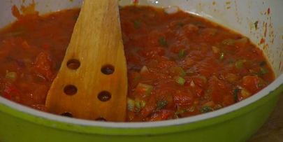 палтус, запеченный с помидорами и сельдереем