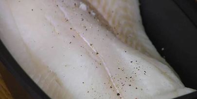 палтус, запеченный с помидорами и сельдереем