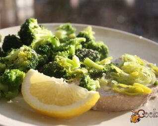 Паровой тунец с брокколи, пореем и лимоном