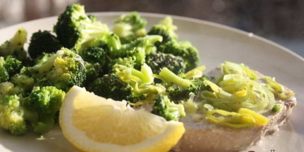 Рецепт паровой тунец с брокколи, пореем и лимоном