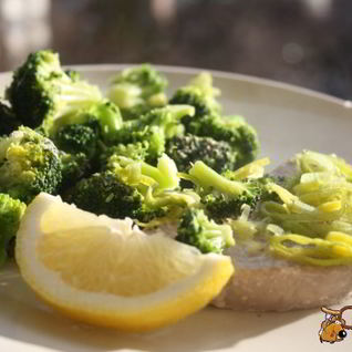 Паровой тунец с брокколи, пореем и лимоном