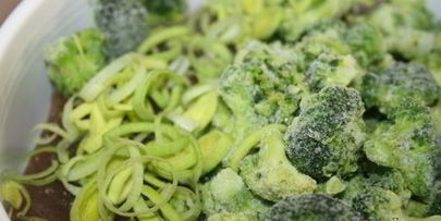 паровой тунец с брокколи, пореем и лимоном