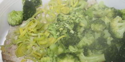 паровой тунец с брокколи, пореем и лимоном