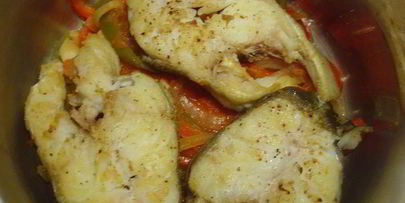 рыба в томатном соусе с овощами