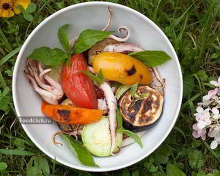 Щупальца кальмара с овощами на гриле