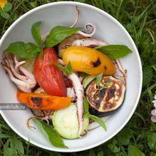 Рецепт Щупальца кальмара с овощами на гриле