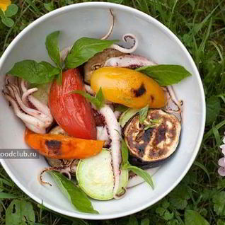 Щупальца кальмара с овощами на гриле