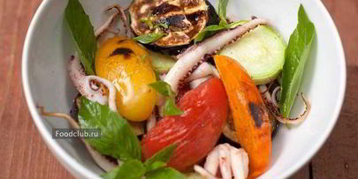 щупальца кальмара с овощами на гриле