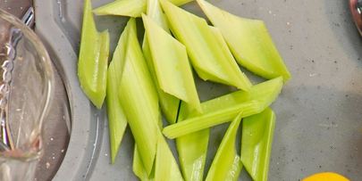 семга в лодочке из сельдерея