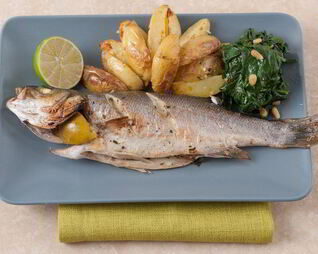 Сибас по-милански, запеченный с букетом ароматных трав, с картофелем и шпинатом