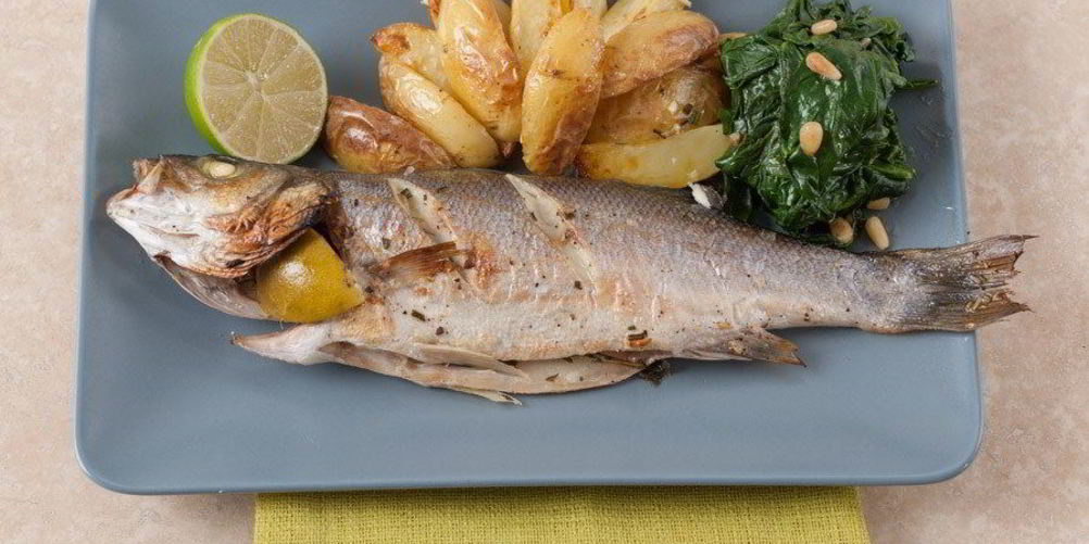 Рецепт сибас по-милански, запеченный с букетом ароматных трав, с картофелем и шпинатом