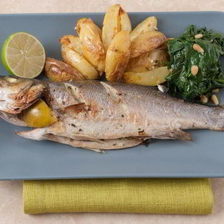 Сибас по-милански, запеченный с букетом ароматных трав, с картофелем и шпинатом