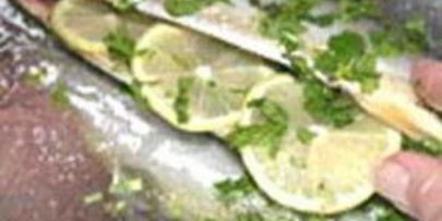 скумбрия с травами и лимоном, запеченная в фольге