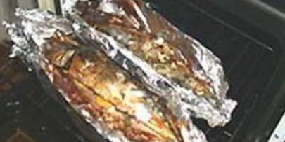 скумбрия с травами и лимоном, запеченная в фольге