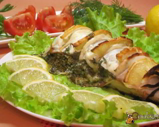 Скумбрия, запеченная с лимоном и сырной начинкой