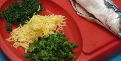 скумбрия, запеченная с лимоном и сырной начинкой