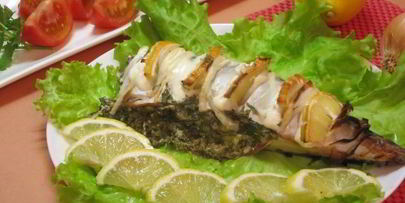 скумбрия, запеченная с лимоном и сырной начинкой