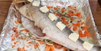 судак, запеченный целиком