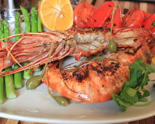 Тигровые креветки, фламбированные коньком