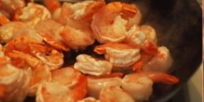 тигровые креветки на сковороде