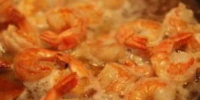 тигровые креветки на сковороде